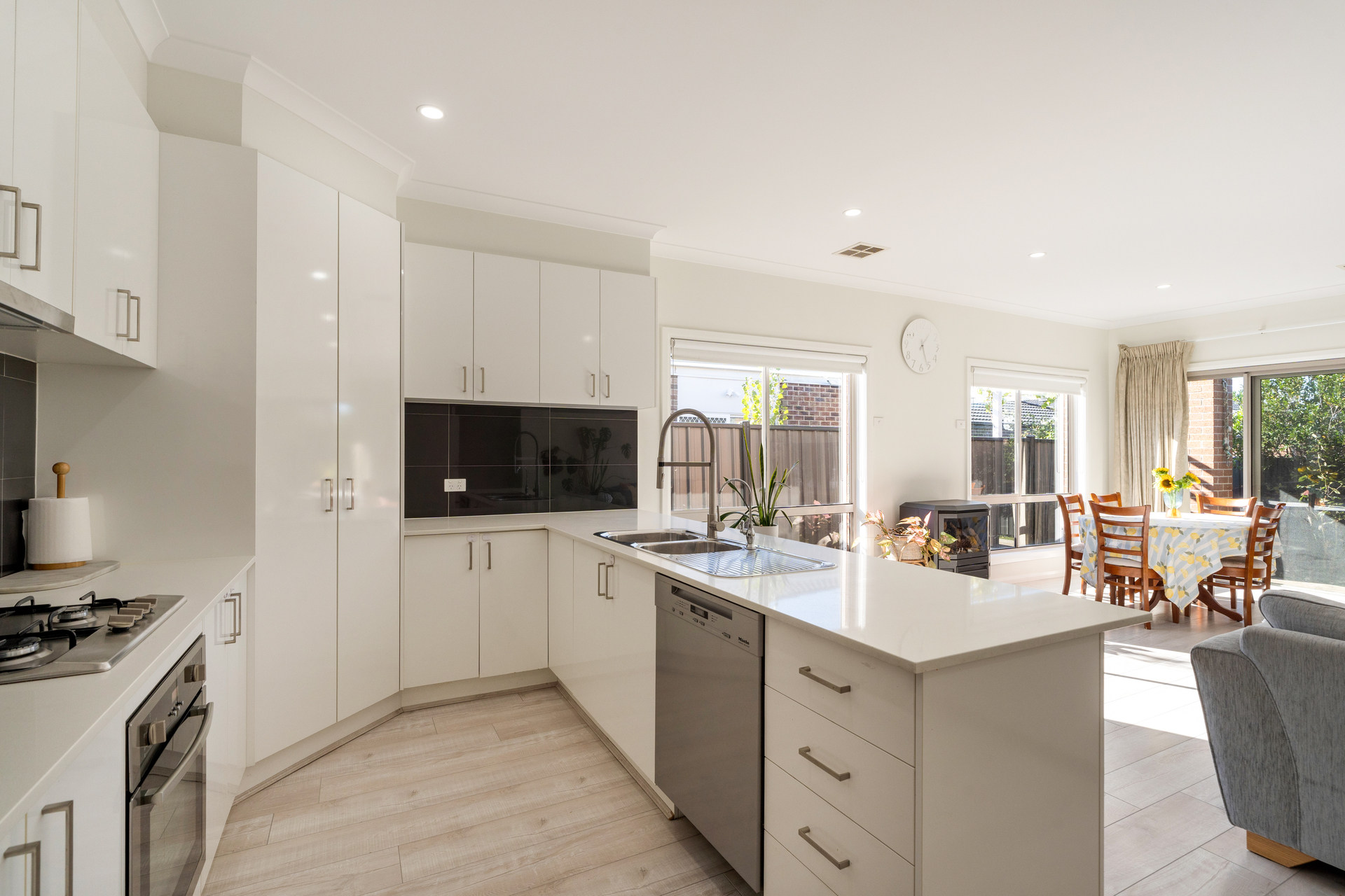 31 LOUDON CIRCUIT, Craigieburn VIC 3064 - Image 8