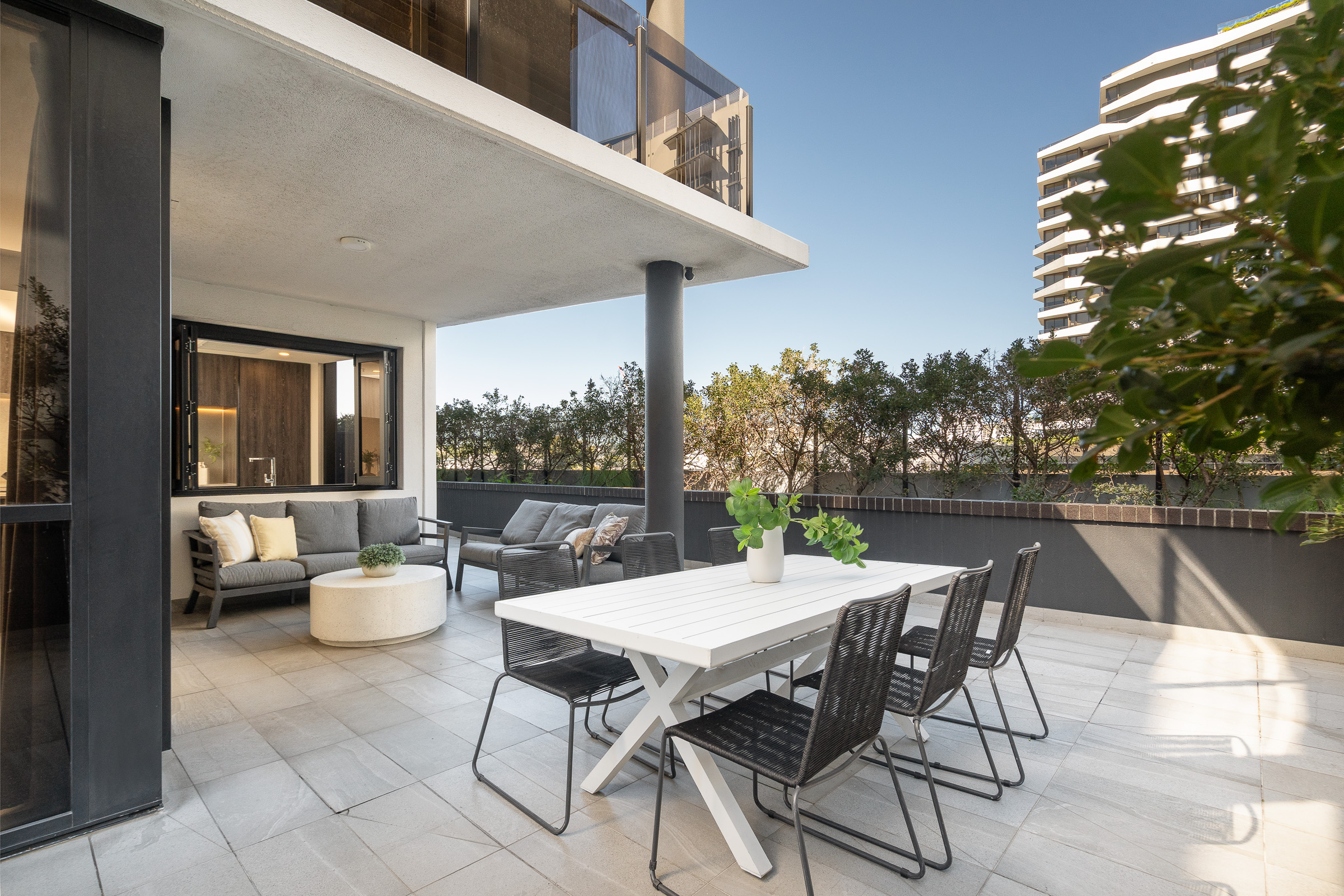 APARTMENT 215 27 COMMERCIAL ROAD, NEWSTEAD QLD 4006 - Image 2