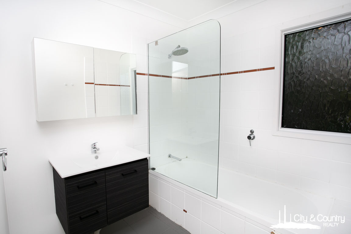 12 BANKS CRESCENT, Sunset QLD 4825 - Image 5