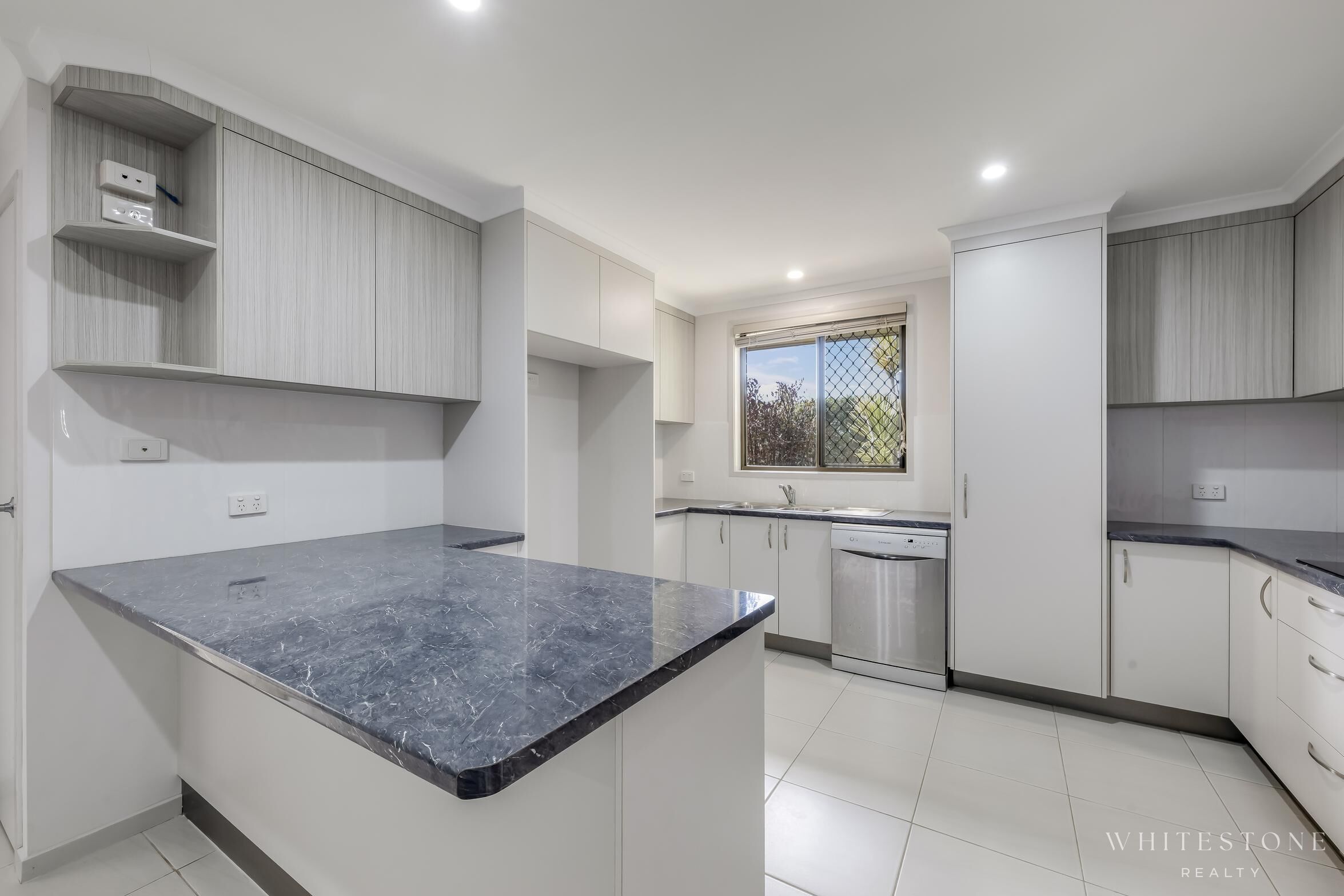 38 SINCLAIR STREET, Avenell Heights QLD 4670 - Image 5