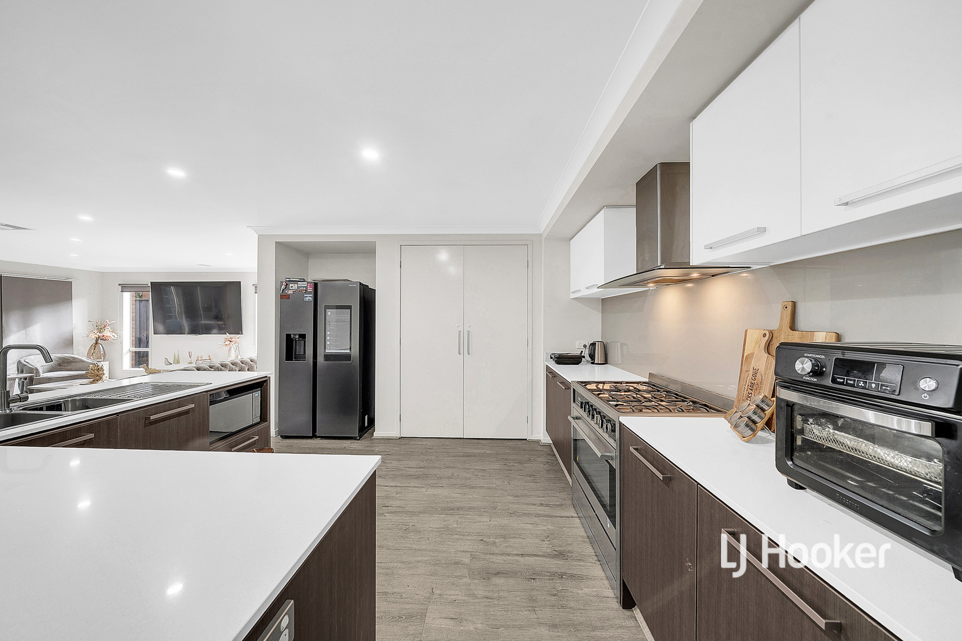 27 DAN MORGAN DRIVE, Cranbourne East VIC 3977 - Image 5