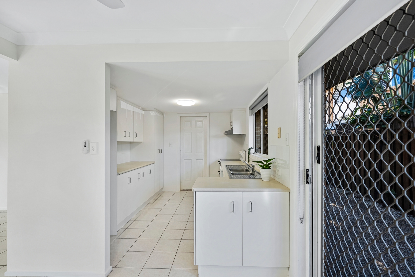 1 11 CUPANIA PLACE, ELANORA QLD 4221 - Image 6