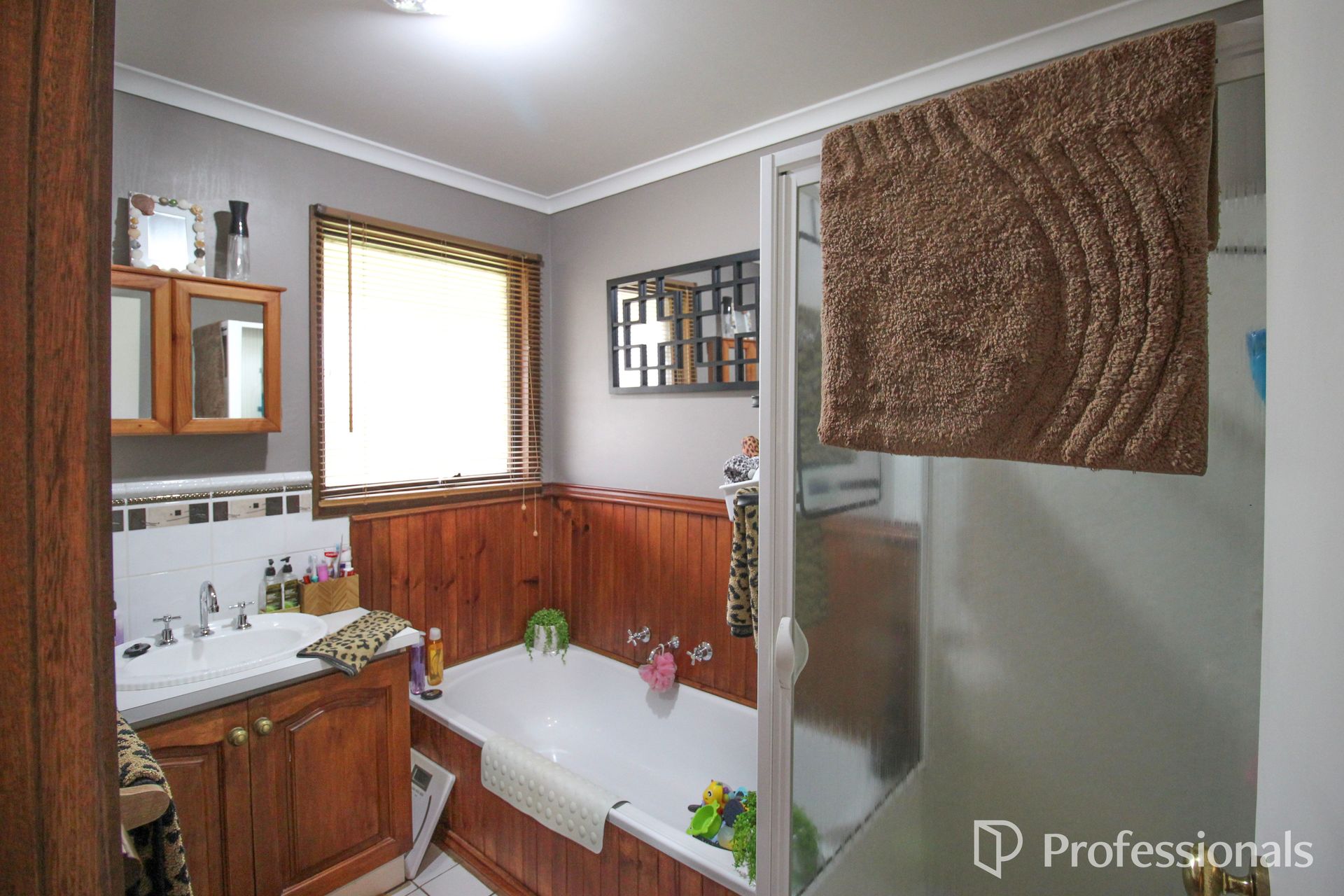 4-bedroom house at HILDALE OAKS 28 NAPIER ROAD, WON WRON VIC 3971, Wellington, Victoria