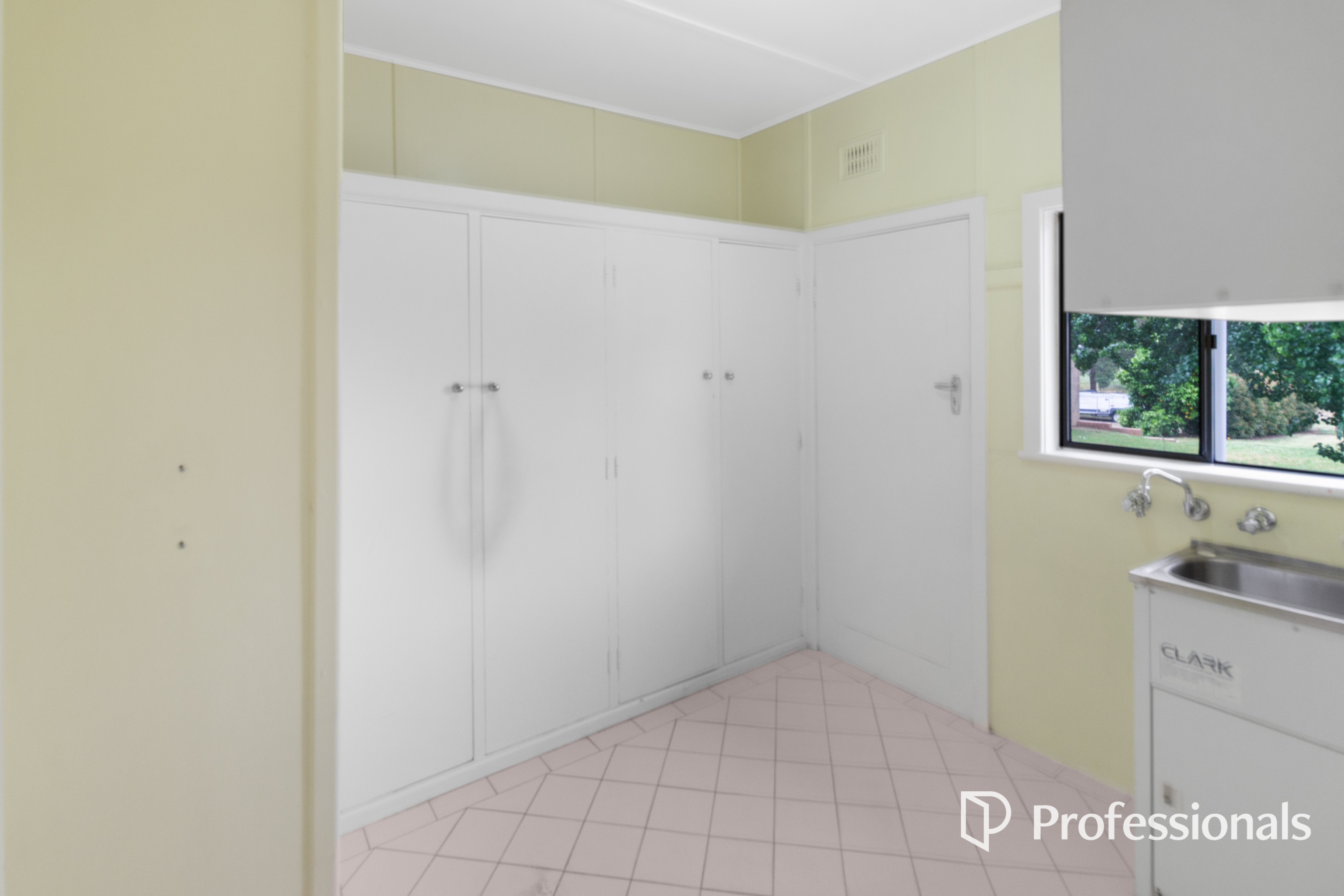 6-bedroom house at 543 Kooringal Road, Lake Albert, NSW 2650, Wagga Wagga, New South Wales