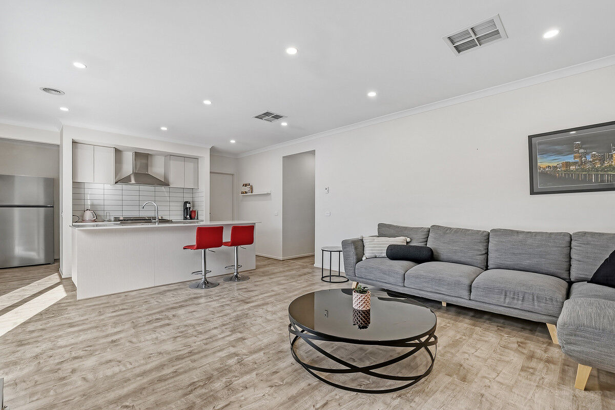 8 RAWLS STREET, Cranbourne VIC 3977 - Image 5