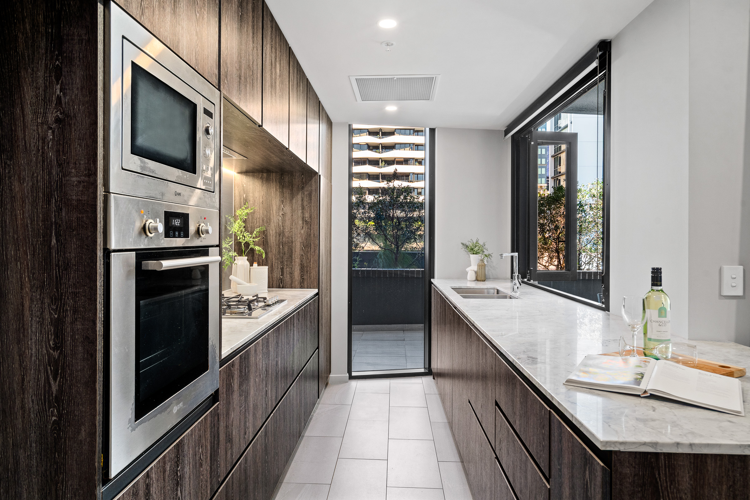 APARTMENT 215 27 COMMERCIAL ROAD, NEWSTEAD QLD 4006 - Image 3