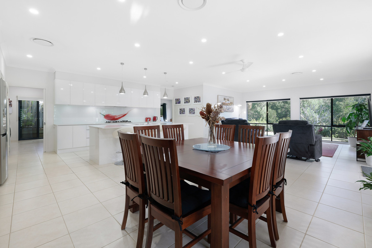 8 HUXLEY COURT, Pacific Pines QLD 4211 - Image 10