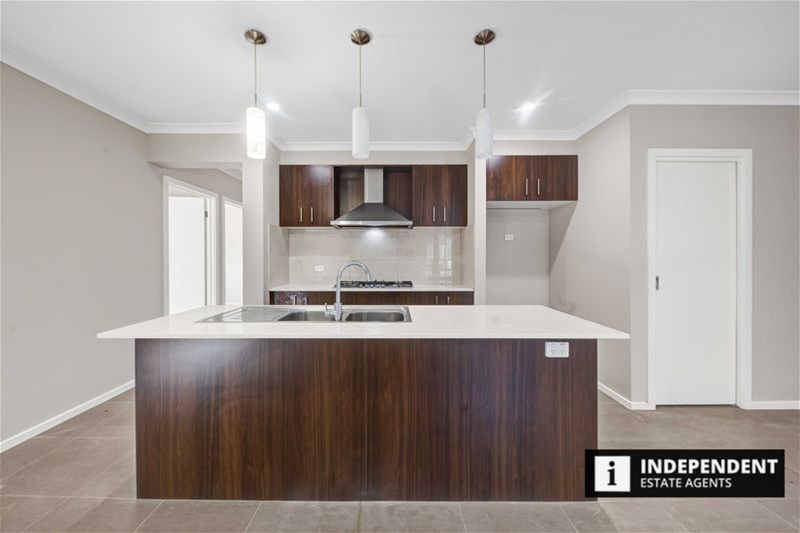 17 CORNWELL STREET, Melton South VIC 3338 - Image 6