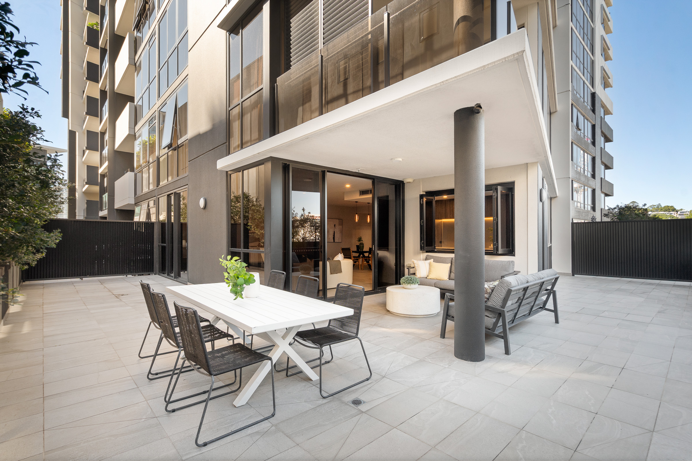 APARTMENT 215 27 COMMERCIAL ROAD, NEWSTEAD QLD 4006 - Image 1