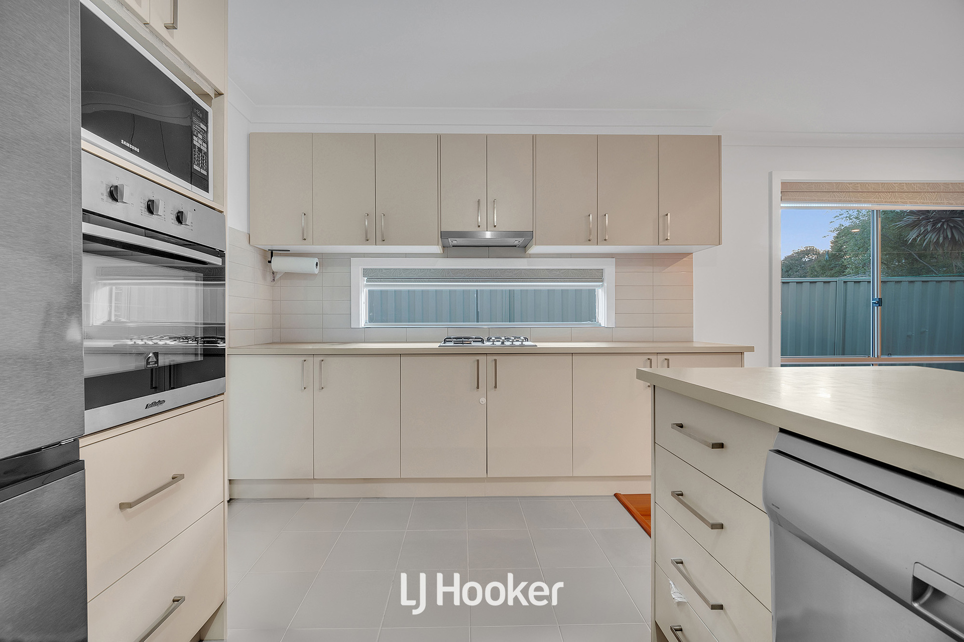 52 Bradford Drive, Cranbourne East, VIC 3977 - Image 6