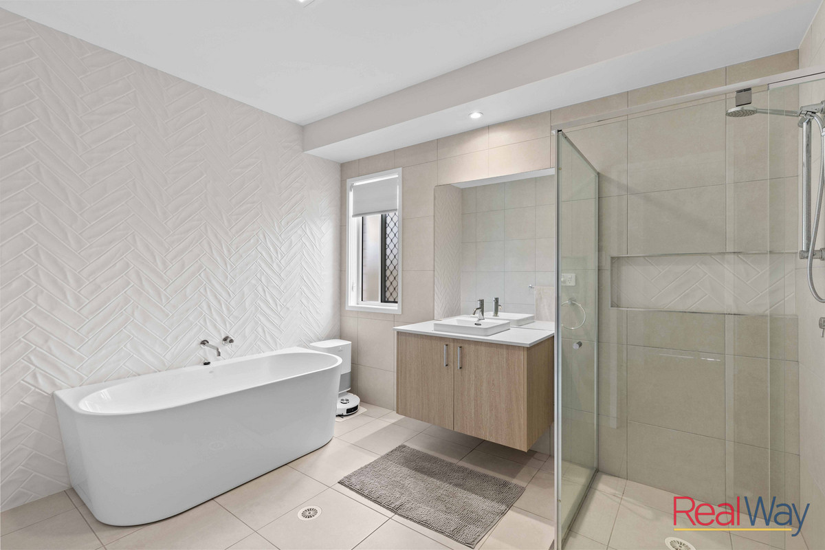 16 WAUGH STREET, Urangan QLD 4655 - Image 8