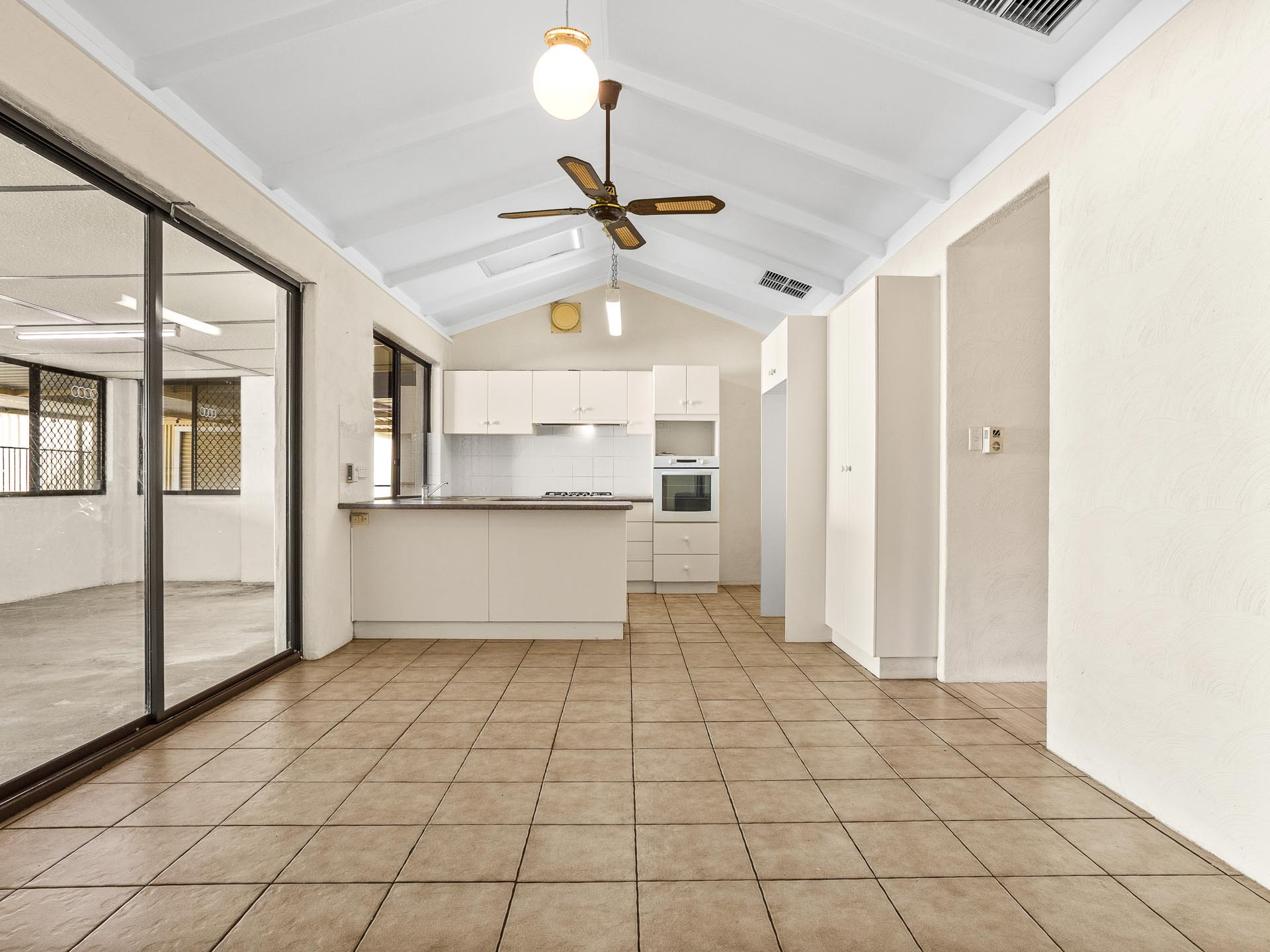 33 AINSLIE COURT, Kardinya WA 6163 - Image 2