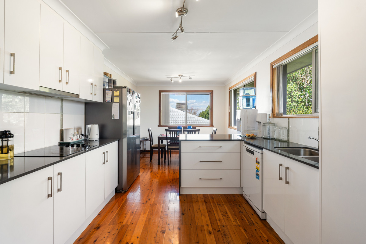 8 BARRYMOUNT CRESCENT, Mount Lofty QLD 4350 - Image 4